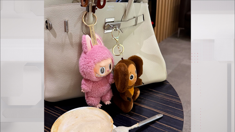 Монстра мало: Ольга Бузова повесила на сумку Лабубу вместе с Чебурашкой