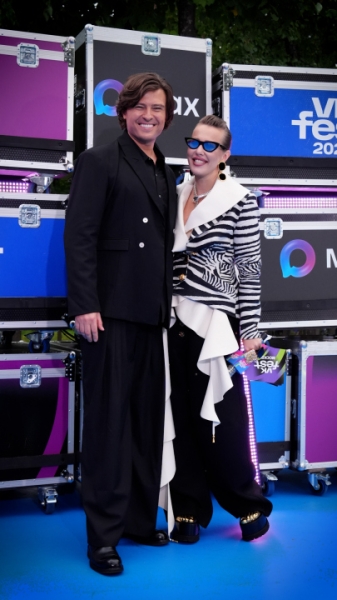 Разлилась сказочная река: звезды на синей дорожке VK Fest 2025