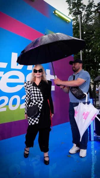 Разлилась сказочная река: звезды на синей дорожке VK Fest 2025