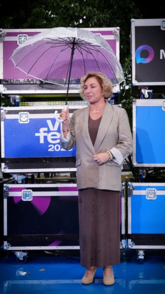 Разлилась сказочная река: звезды на синей дорожке VK Fest 2025