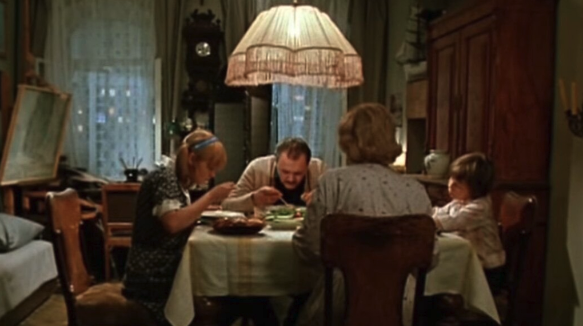 Тест: угадайте кино из СССР по кадру со стильным светильником