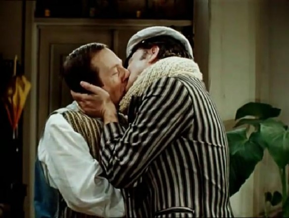 Тест: Узнай любимый фильм СССР по кадру с объятиями