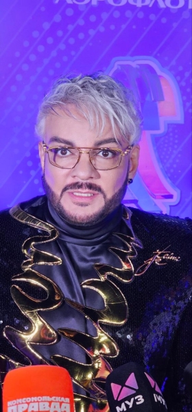 Серьезно больной Киркоров рухнул на сцену прямо во время выступления