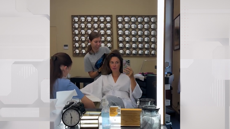 «Жую конфету, делаю маникюр»: как Агата Муцениеце готовится к свадьбе