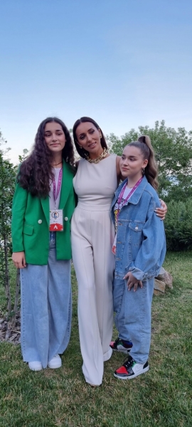 "Я был серой мышкой": 42-летняя Алсу сравнила себя в детстве с наследниками