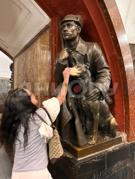 Московские каникулы "рабыни Изауры": бразильская кинозвезда прокатилась в метро и сходила на шопинг