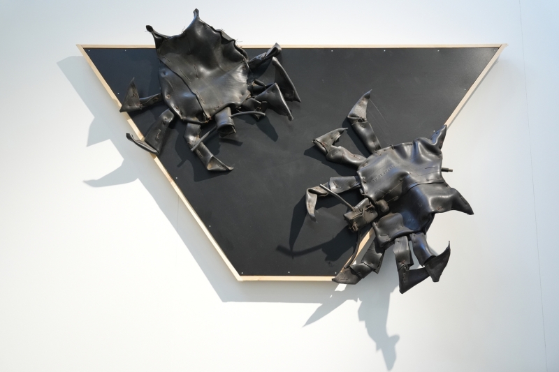 Почем лиса из гвоздей и жена художника? Самые дорогие работы ярмарки Cosmoscow-2025