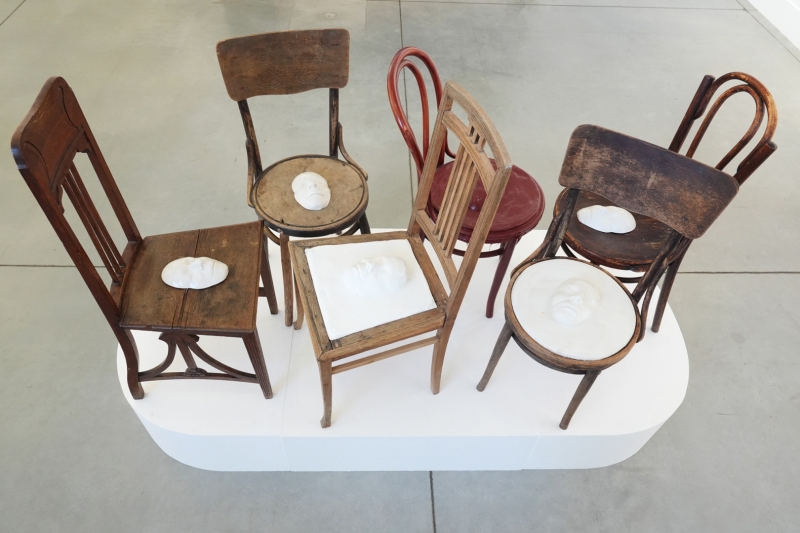 Почем лиса из гвоздей и жена художника? Самые дорогие работы ярмарки Cosmoscow-2025