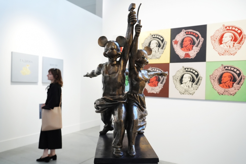 Почем лиса из гвоздей и жена художника? Самые дорогие работы ярмарки Cosmoscow-2025