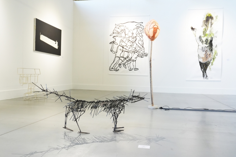 Почем лиса из гвоздей и жена художника? Самые дорогие работы ярмарки Cosmoscow-2025