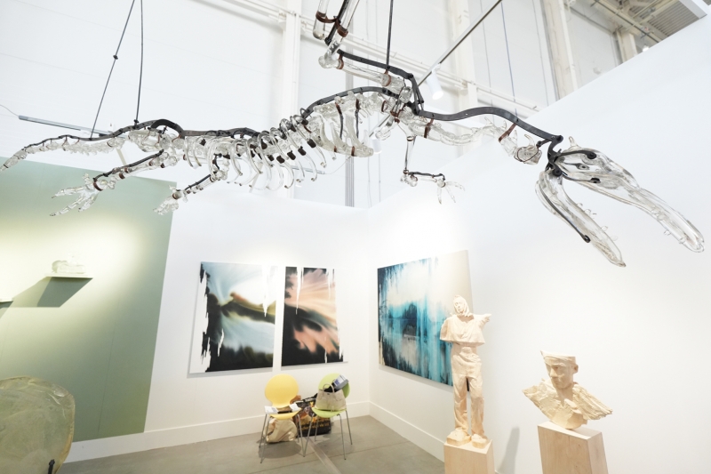 Почем лиса из гвоздей и жена художника? Самые дорогие работы ярмарки Cosmoscow-2025