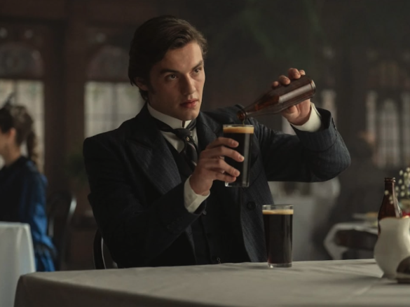 Краш с экрана: 5 новых сериалов с мужскими персонажами, в которых легко влюбиться