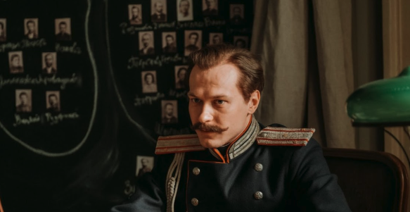 Краш с экрана: 5 новых сериалов с мужскими персонажами, в которых легко влюбиться