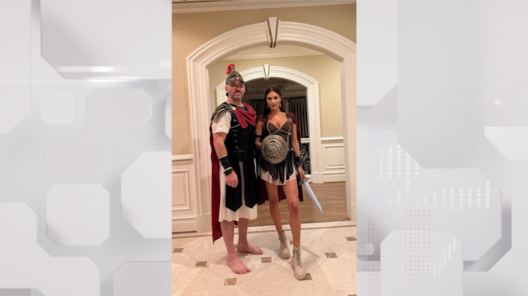 Кровь, блески, экстремальное мини: страшно-красивые образы звезд на Хэллоуин-2025