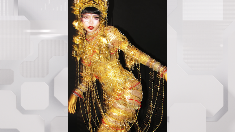 Кровь, блески, экстремальное мини: страшно-красивые образы звезд на Хэллоуин-2025